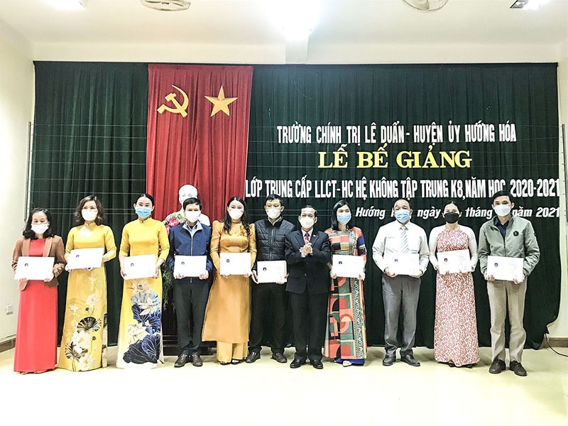 Bế mạc lớp trung cấp lý luận chính trị - hành chính tổ chức ở huyện Hướng Hóa - Ảnh: N.Đ.P