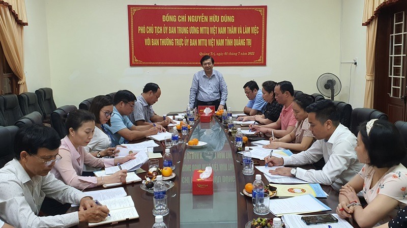 Phó Chủ tịch Ủy ban Trung ương MTTQ Việt Nam Nguyễn Hữu Dũng đề nghị Ủy ban MTTQ Việt Nam tỉnh rà soát lại, đề xuất bổ sung đảm bảo số lượng biên chế theo quy định nhằm thực hiện tốt công việc - Ảnh: L.N
