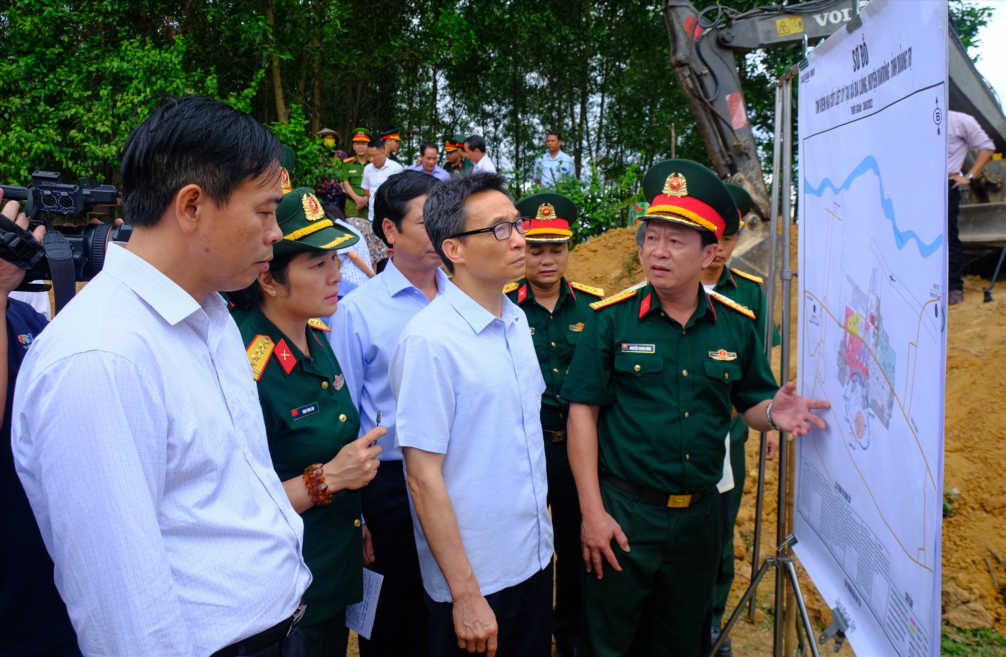 Phó Thủ tướng Chính phủ Vũ Đức Đam kiểm tra công tác tìm kiếm, quy tập hài cốt liệt sĩ  -  Ảnh: Trần Tuyền