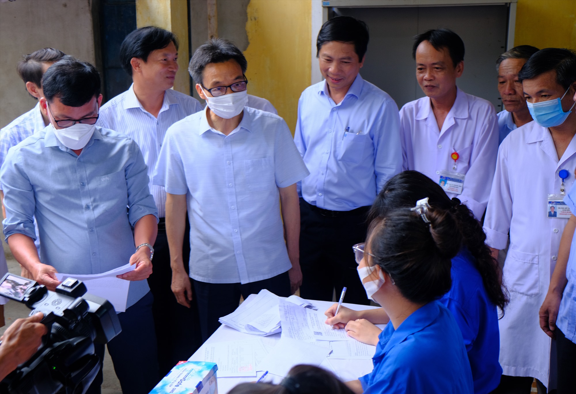 Phó Thủ tướng Chính phủ Vũ Đức Đam kiểm tra công tác phòng, chống dịch tại Trung tâm Y tế huyện Hải Lăng - Ảnh: Trần Tuyền