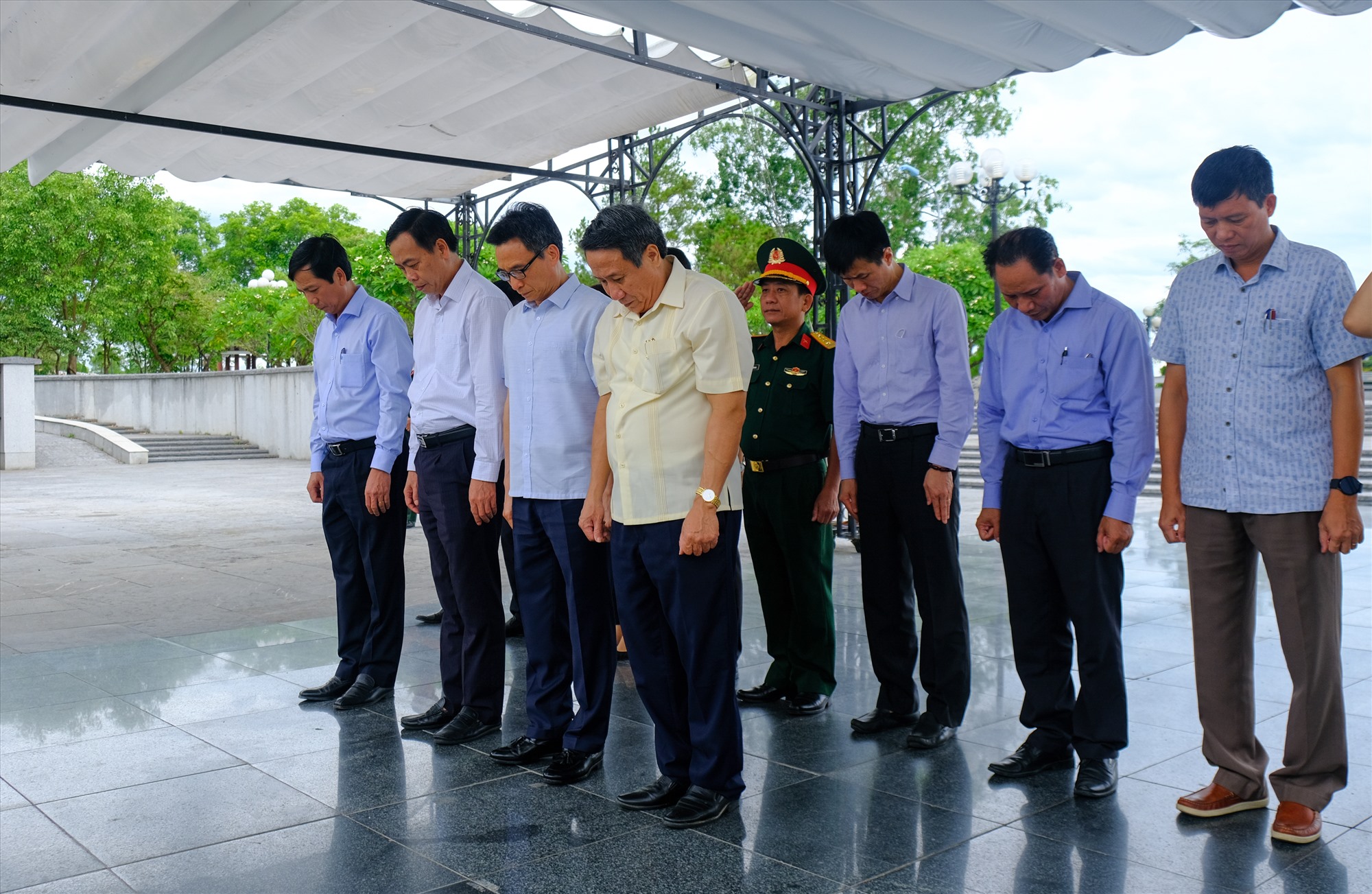 Phó Thủ tướng Chính phủ Vũ Đức Đam và lãnh đạo tỉnh tưởng nhớ các anh hùng liệt sĩ tại Nghĩa trang Liệt sĩ quốc gia Đường 9 - Ảnh: Trần Tuyền