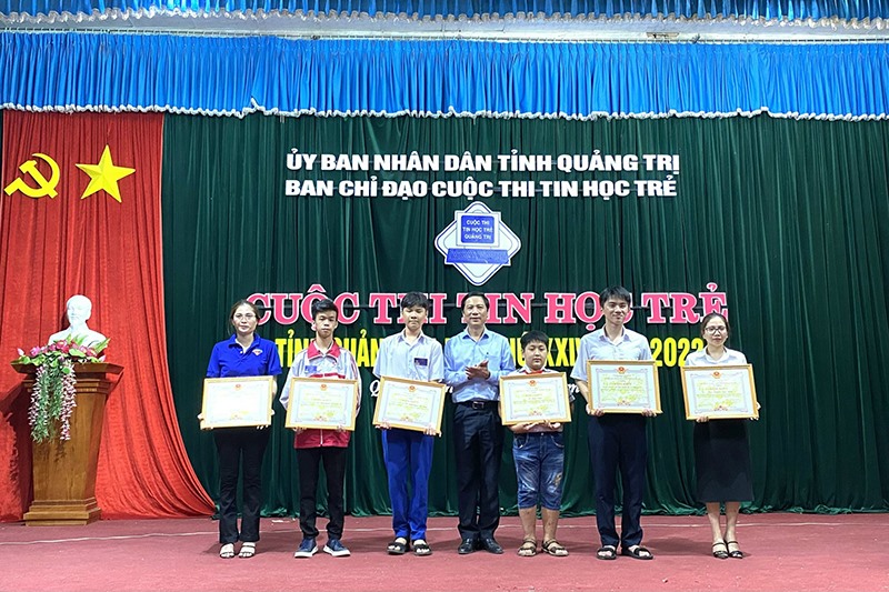 Phó Chủ tịch UBND tỉnh Hoàng Nam trao Bằng khen của Chủ tịch UBND tỉnh cho các thí sinh đoạt giải Nhất cuộc thi “Tin học trẻ” - Ảnh: T.P