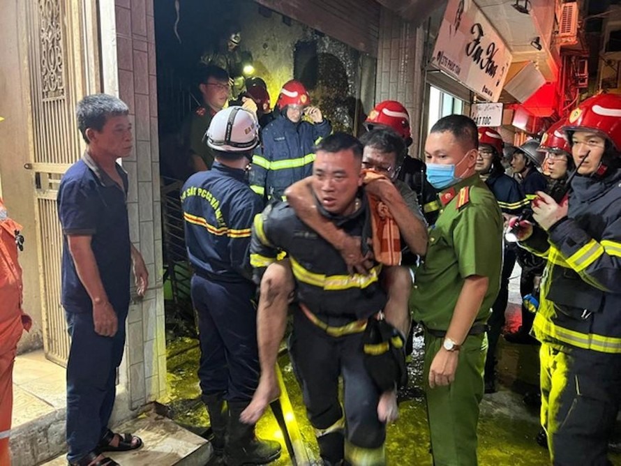 Lực lượng cứu hộ đưa nạn nhân trong vụ hỏa hoạn tại số nhà 378 Phúc Tân, quận Hoàn Kiếm, Hà Nội ra ngoài.