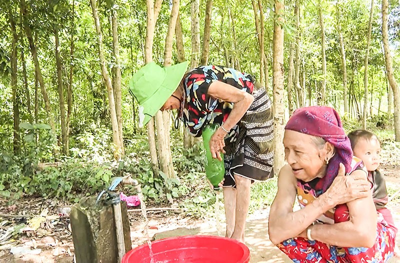Người dân xã Lìa, huyện Hướng Hóa gặp nhiều khó khăn trong đời sống do thiếu nước sinh hoạt - Ảnh: H.G