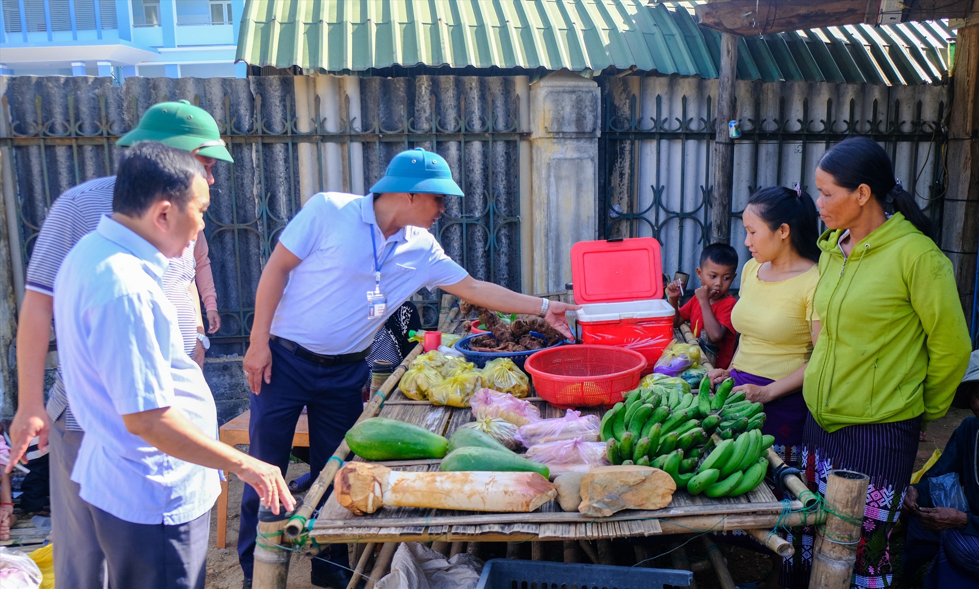 Ban Văn hóa – Xã hội HĐND tỉnh khảo sát hoạt động của chợ phiên Vĩnh Ô - Ảnh: Trần Tuyền