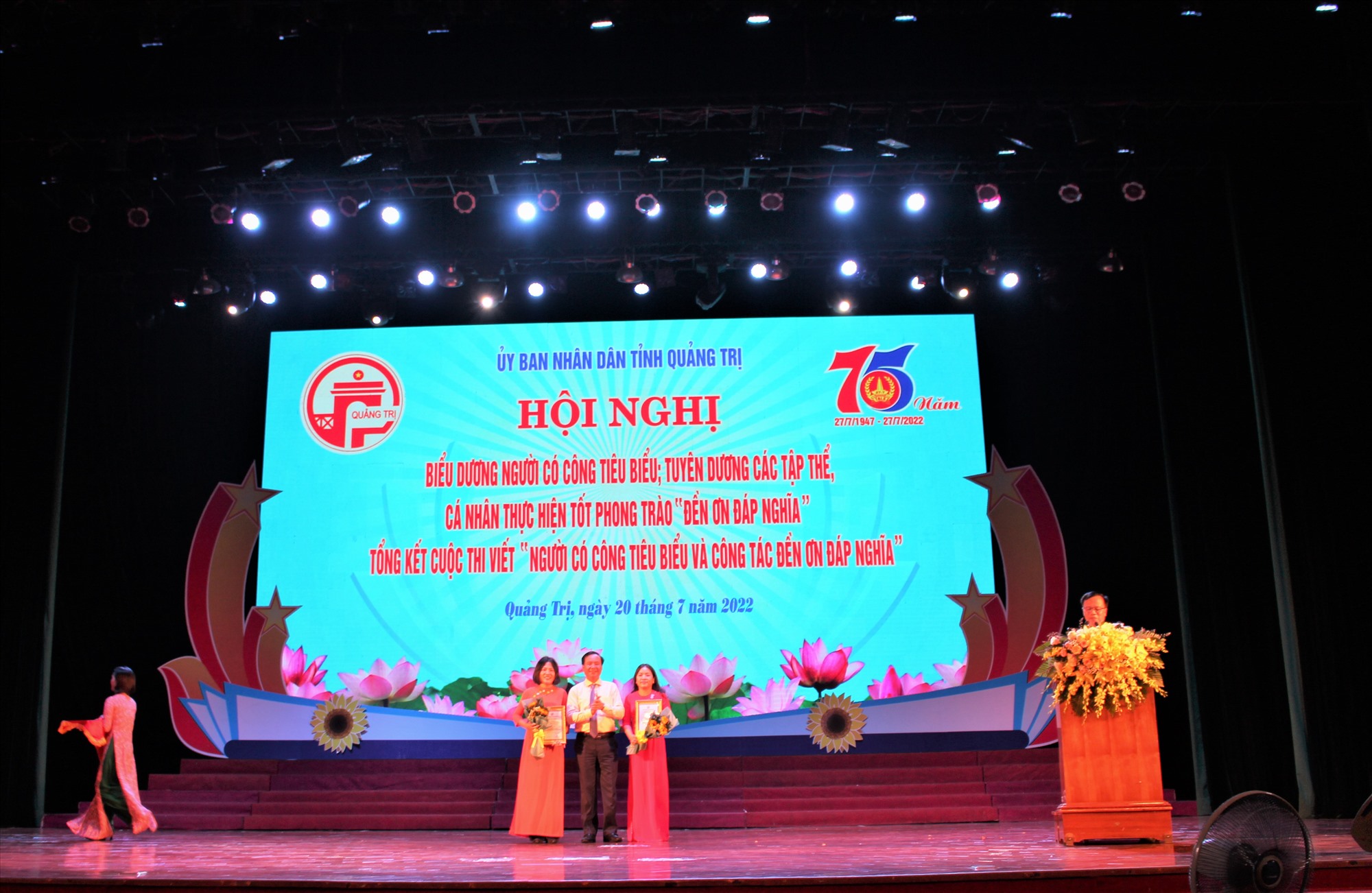 Chủ tịch UBND tỉnh Võ Văn Hưng trao giải cho nhóm tác giả đoạt giải A Cuộc thi báo chí viết về “Người có công tiêu biểu, công tác đền ơn đáp nghĩa” - Ảnh: Hà Trang