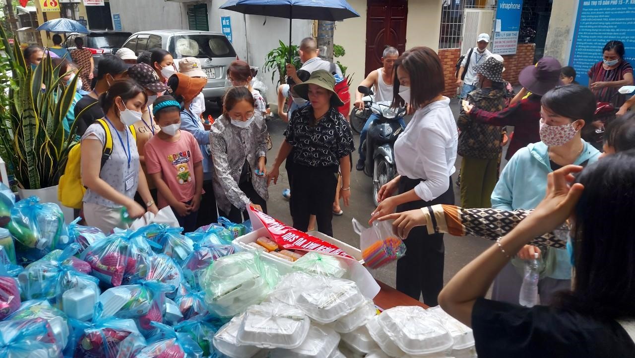 Các hoạt động của nhóm thiện nguyện Đội Bánh mì Giêrado, Hà Nội.