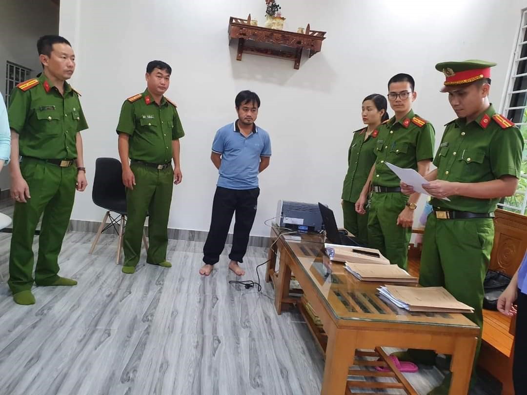 Cơ quan Cảnh sát điều tra Công an tỉnh đọc lệnh khởi tố bị can và lệnh tạm giam đối với Lê Quang Việt - Ảnh: CAQT