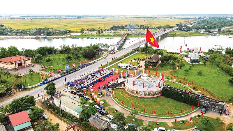 Đôi bờ Hiền Lương - Bến Hải trong ngày hội Thống nhất non sông - Ảnh: HUY NAM