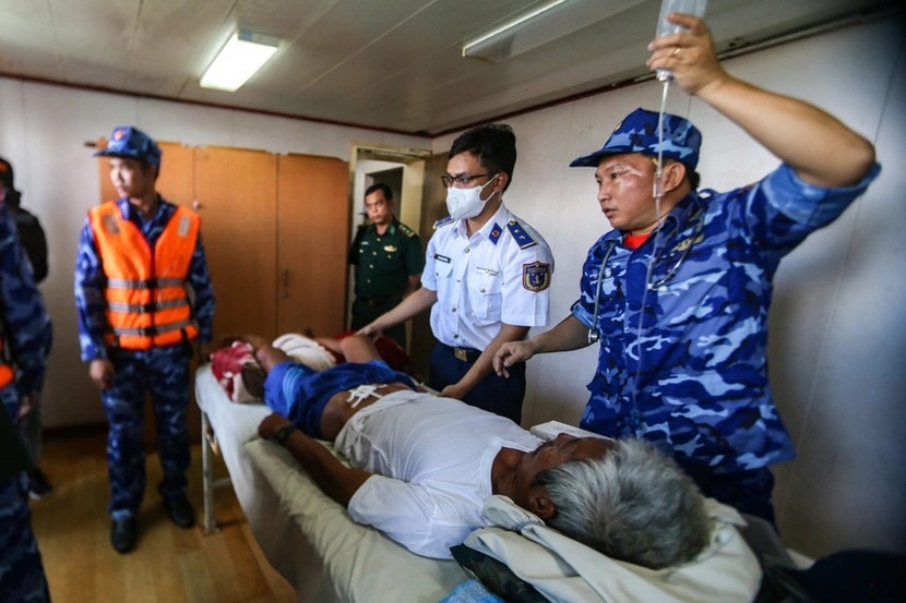 Ngư dân Trần Thuận Thanh sức khỏe yếu được đưa đến bệnh viện cấp cứu. Ảnh: Xuân Hoát