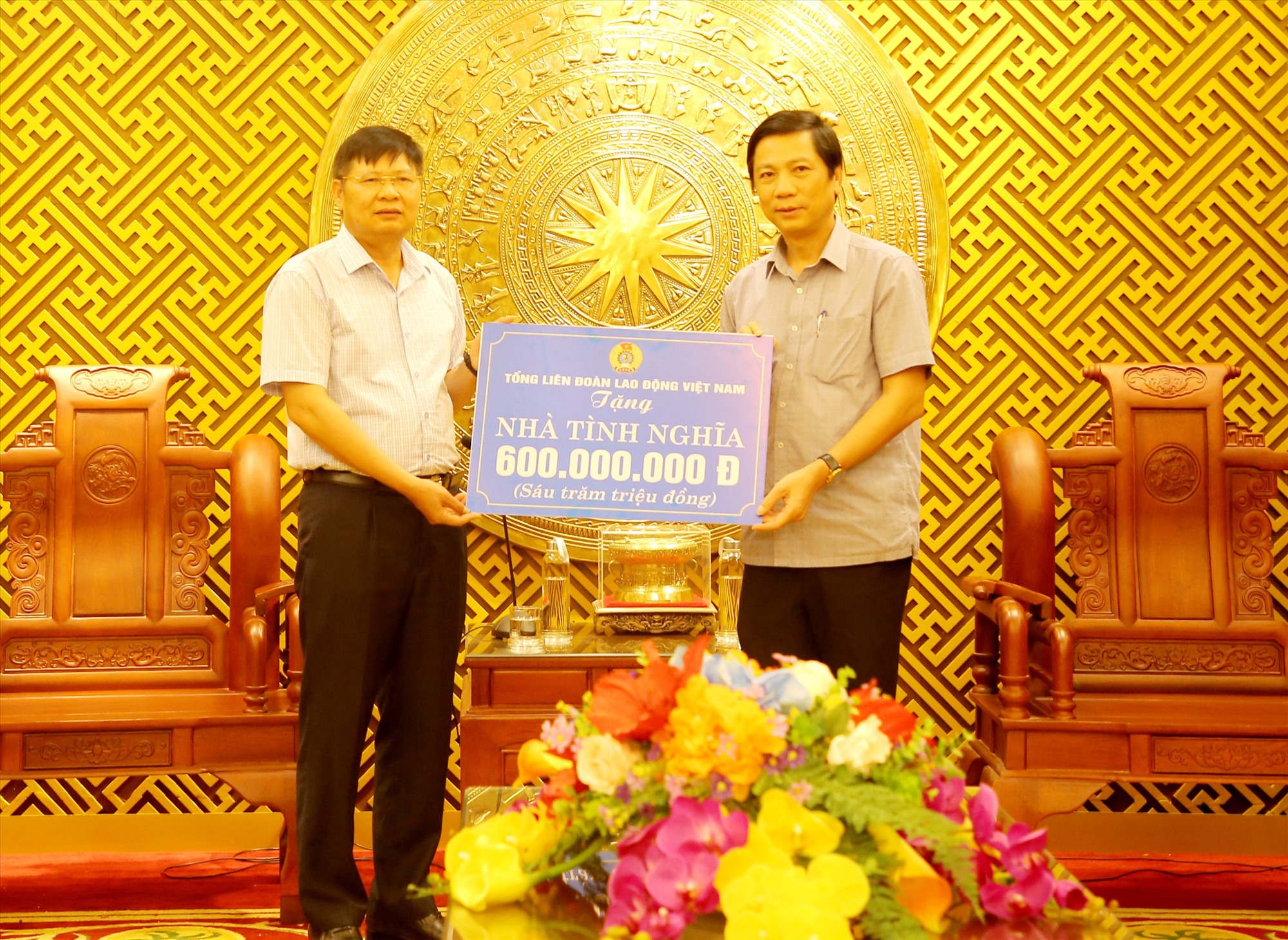 Phó Chủ tịch UBND tỉnh Hoàng Nam tiếp nhận số tiền do Tổng LĐLĐ Việt Nam hỗ trợ xây dựng, sửa chữa nhà tình nghĩa - Ảnh: K.S