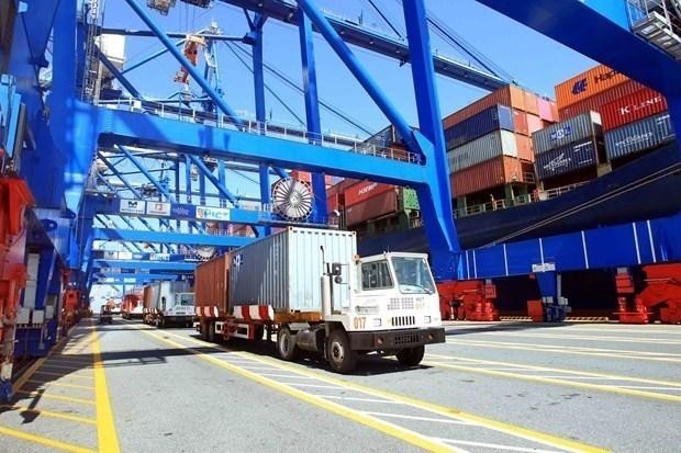 Bốc dỡ container tại cảng Hải Phòng.