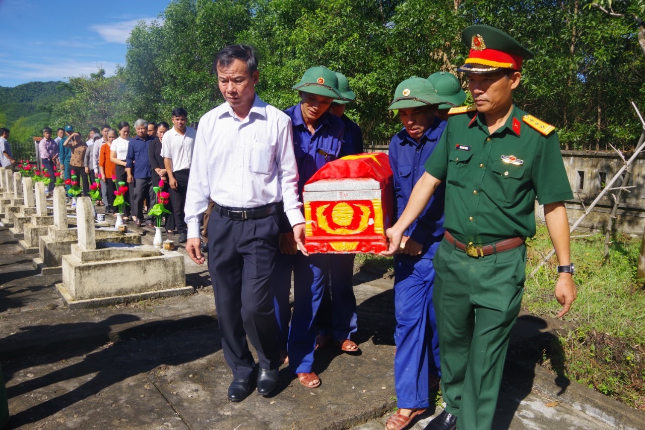 Di chuyển hài cốt liệt sĩ đến nơi an táng tại Nghĩa trang Liệt sĩ xã Ba Lòng - Ảnh: Thanh Hải