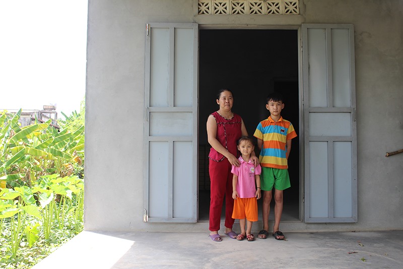 Ba mẹ con chị Nguyễn Thị Hiên sống trong căn nhà không có vật dụng gì đáng giá - Ảnh: H.T