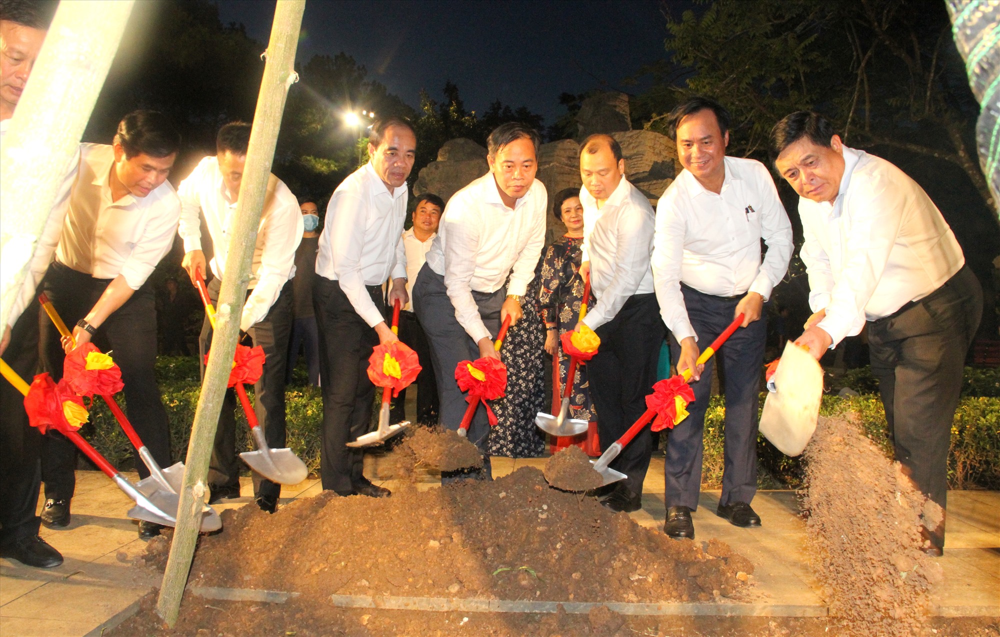 Bộ trưởng Bộ Kế hoạch và Đầu tư Nguyễn Chí Dũng, lãnh đạo tỉnh và các đại biểu trồng cây xanh tại khu trung tâm Nghĩa trang LSQG Trường Sơn- Ảnh: MĐ