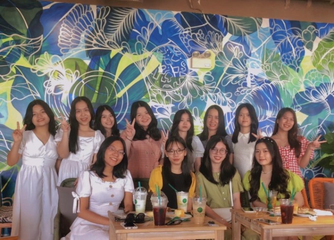 Bích Trâm (hàng đứng, thứ tư từ trái sang) và đội tuyển học sinh giỏi môn Văn của trường THPT Nguyễn Huệ. Ảnh: zingnews.vn