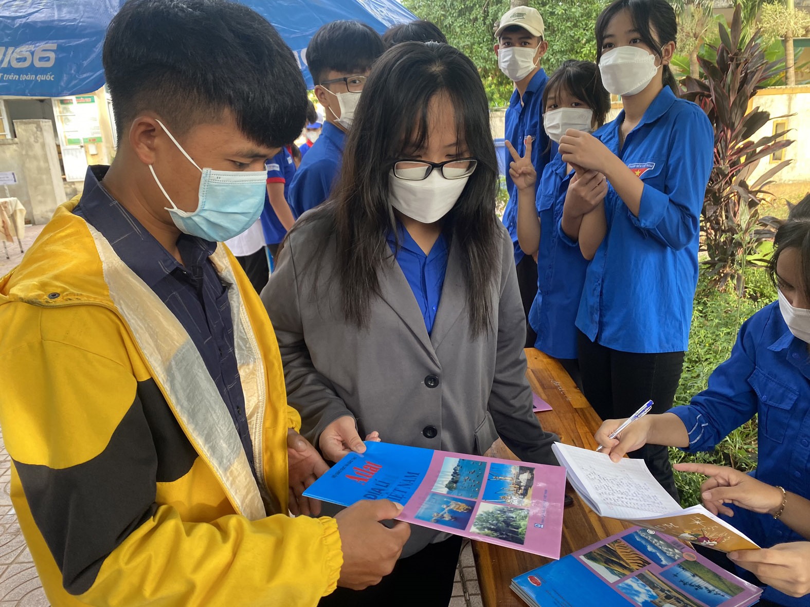 Thí sinh Trường THPT Đakrông được hỗ trợ mượn Atlat Địa lý trước giào vào phòng thi tốt nghiệp THPT năm 2022 - -Ảnh: Tú Linh