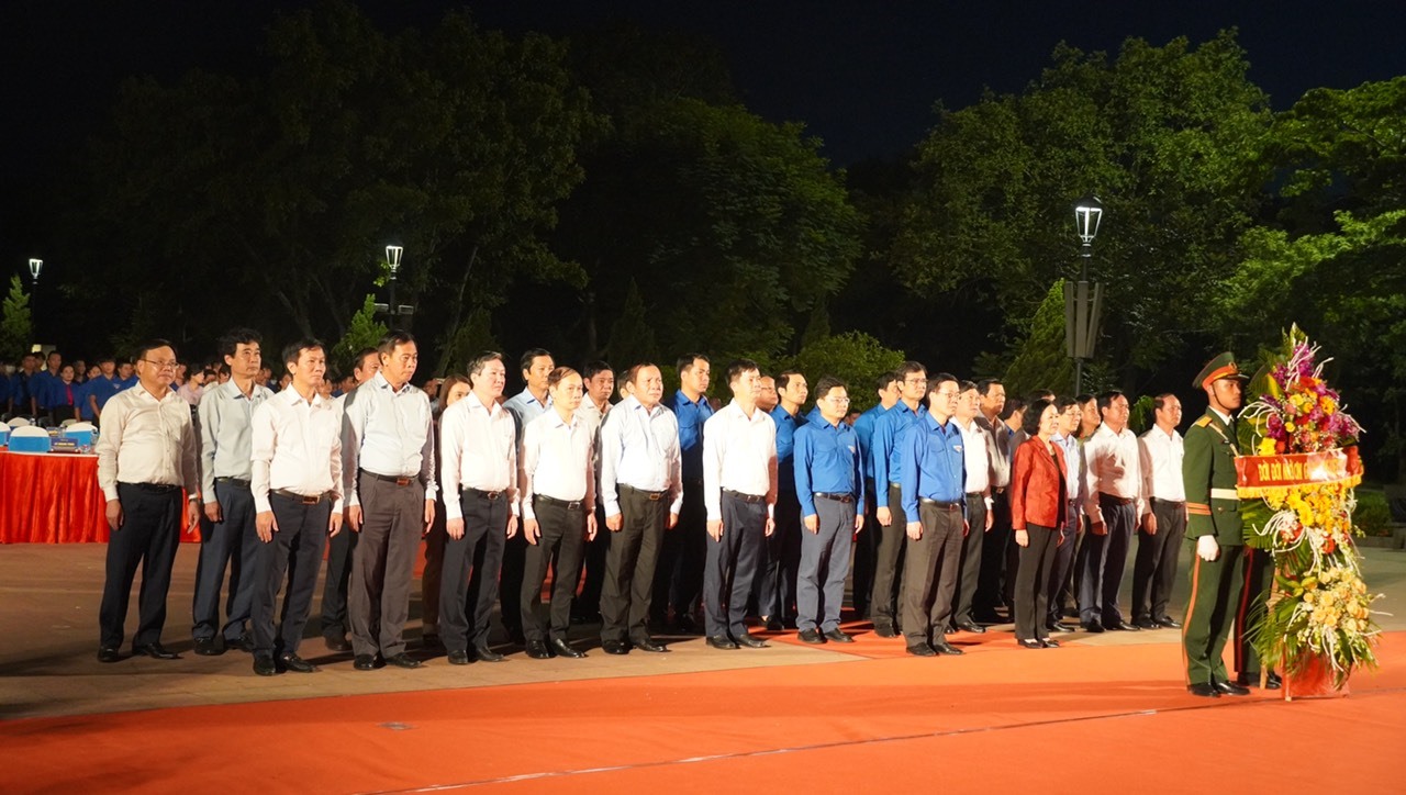 Lãnh đạo Đảng, Nhà nước và các đại biểu dành phút mặc niệm tưởng nhớ, tri ân các anh hùng liệt sĩ tại Thành Cổ Quảng Trị - Ảnh: ĐV