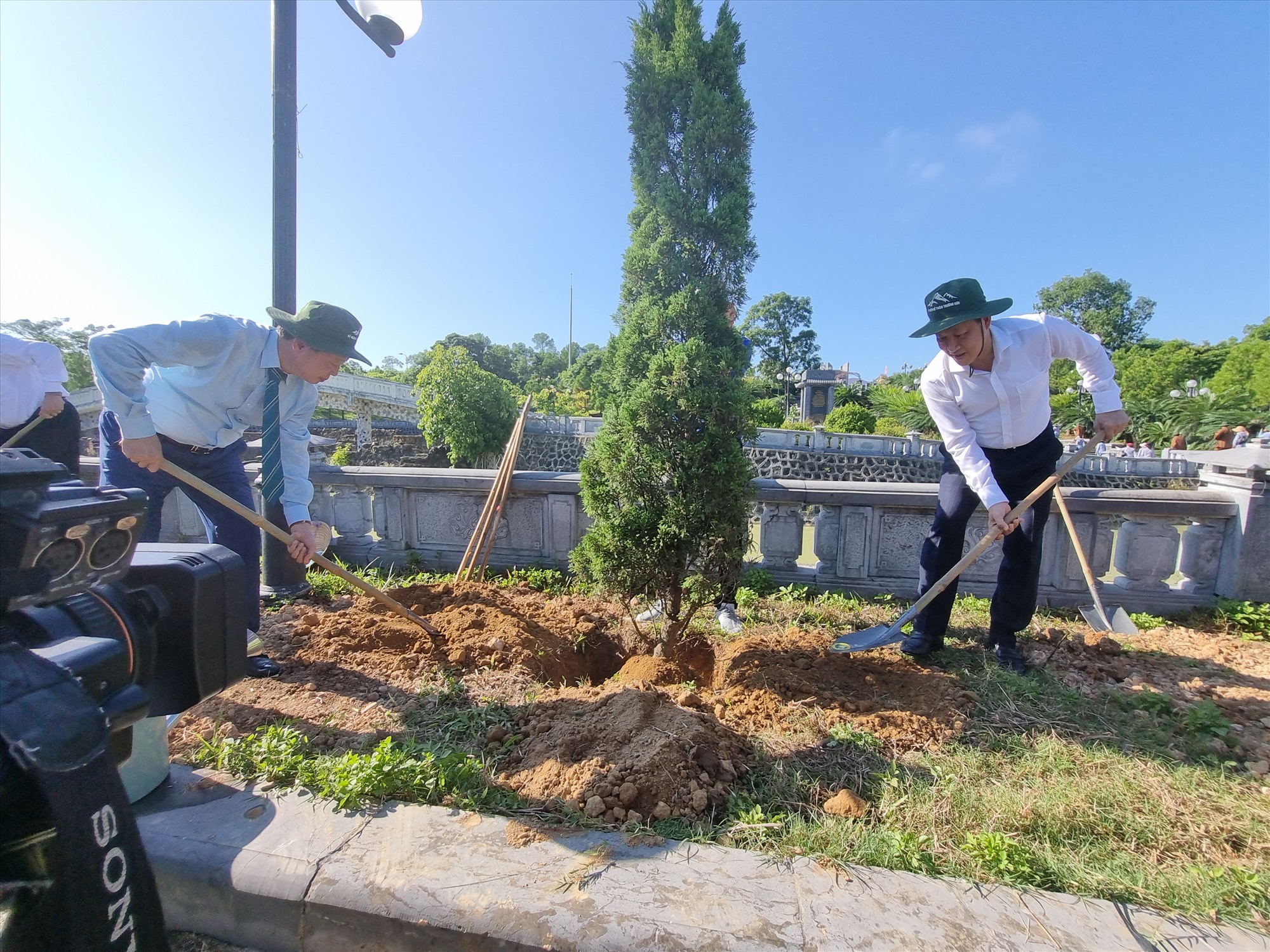 Phó Thủ tướng Chính phủ Lê Minh Khái và Bộ trưởng Bộ Tài nguyên và Môi trường Trần Hồng Hà thực hiện nghi thức trồng cây xanh tại Nghĩa trang Liệt sĩ quốc gia Đường 9 - Ảnh: L.T