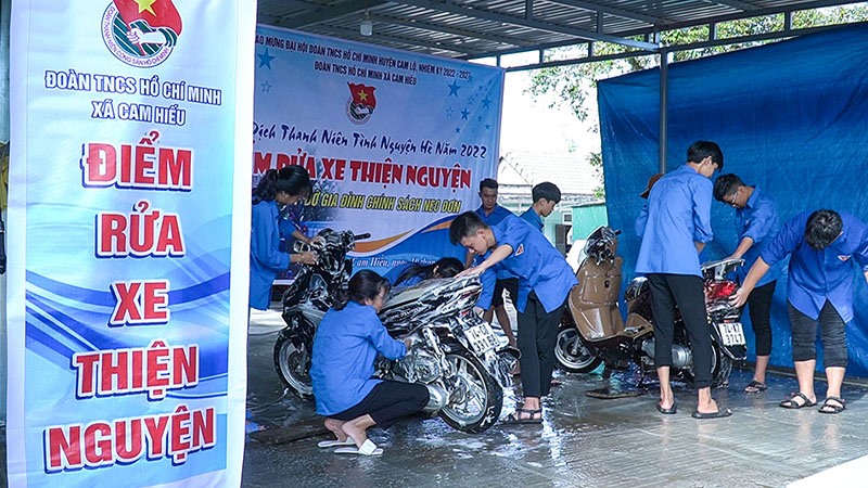 Đoàn viên thanh niên xã Cam Hiếu rửa xe quyên góp tiền để sửa chữa nhà cho gia đình chính sách neo đơn - Ảnh: L.T