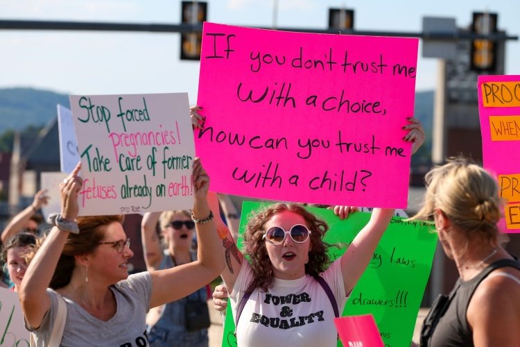Những người ủng hộ quyền phá thai tại một cuộc biểu tình ở Williamsport, Pa.