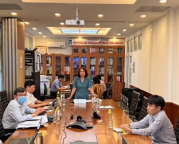 Phó giáo sư Nguyễn Thị Liên Hương chủ trì cuộc họp khẩn bàn phương án ứng phó với dịch đậu mùa khỉ. (Ảnh: PV/Vietnam+)