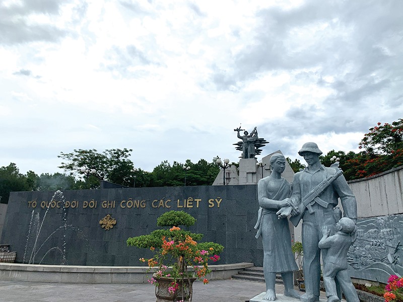 Tượng đài thể hiện tình hữu nghị Việt - Lào ở Nghĩa trang Liệt sĩ quốc gia Đường 9 -Ảnh: N.K