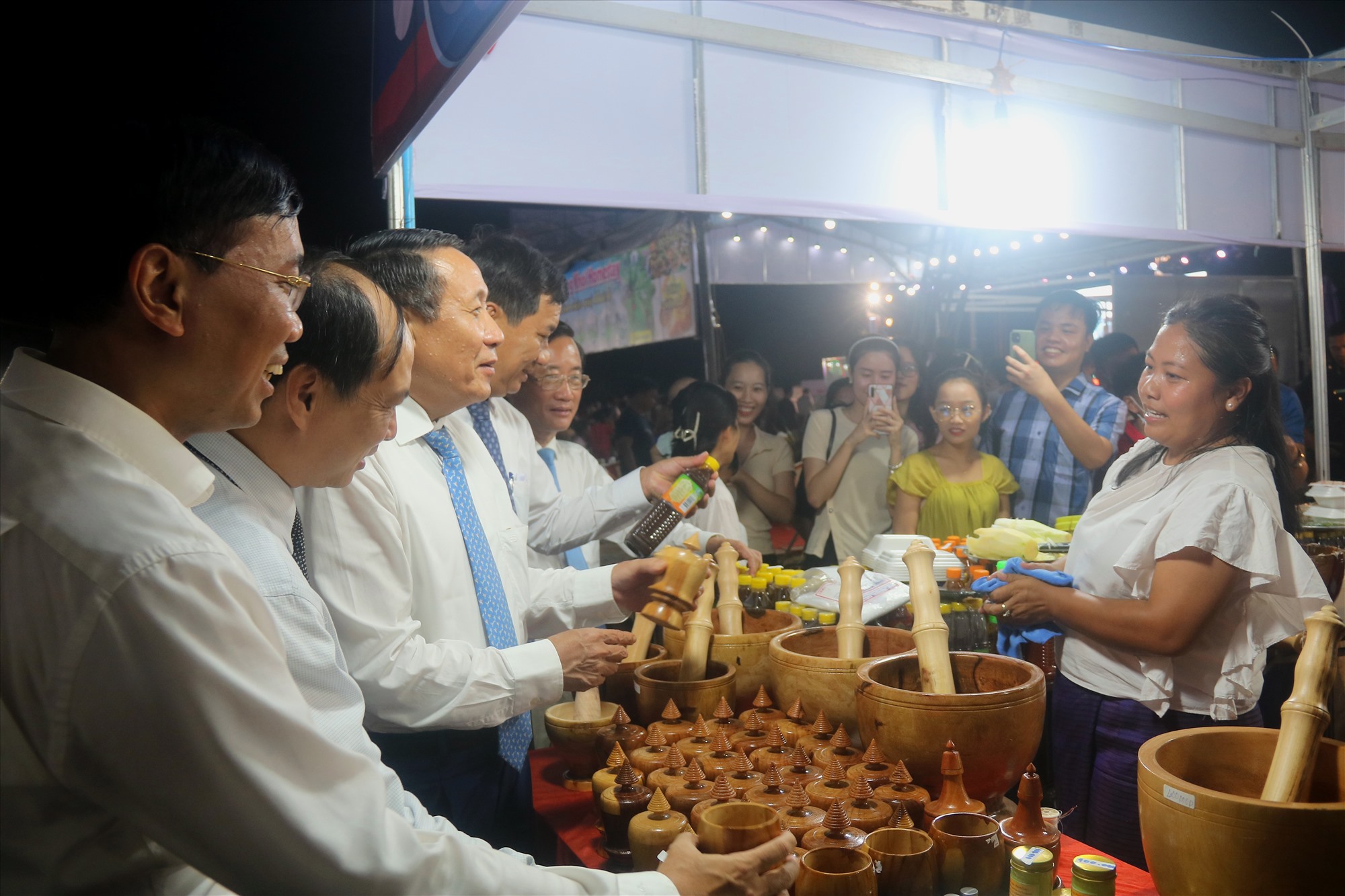 Các đại biểu thăm quan các gian hàng trưng bày tại Hội chợ Thương mại quốc tế GMS – Quảng Trị 2022 -