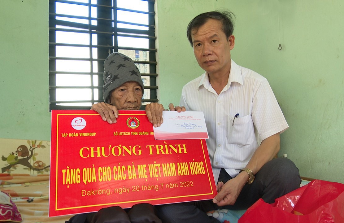 Bà mẹ Việt Nam anh hùng Căn Thung ở thôn Ty Nê, xã A Bung nhận quà của Quỹ Thiện Tâm - Tập đoàn Vingroup -Ảnh: Tú Linh