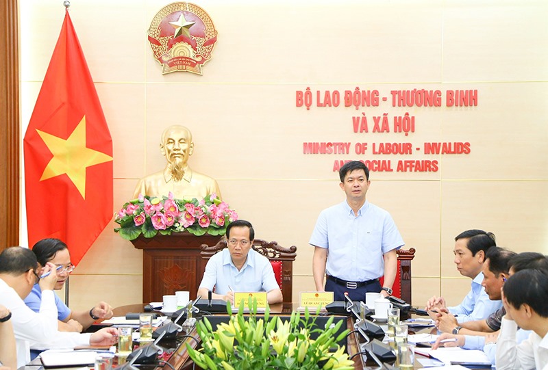 Bí thư Tỉnh ủy Lê Quang Tùng làm việc với Bộ LĐ, TB & XH về lĩnh vực lao động, người có công và xã hội - Ảnh: T.L