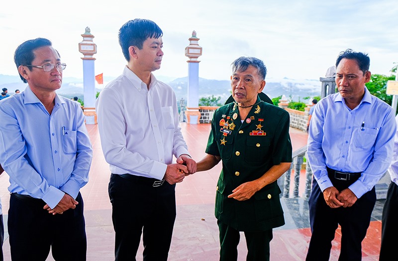 Bí thư Tỉnh ủy Lê Quang Tùng trò chuyện với cựu chiến binh Nguyễn Văn Hợi (76 tuổi), nguyên trợ lý Quân lực, Tiểu đoàn K3 - Tam Đảo tại cao điểm 689 -Ảnh: Trần Tuyền