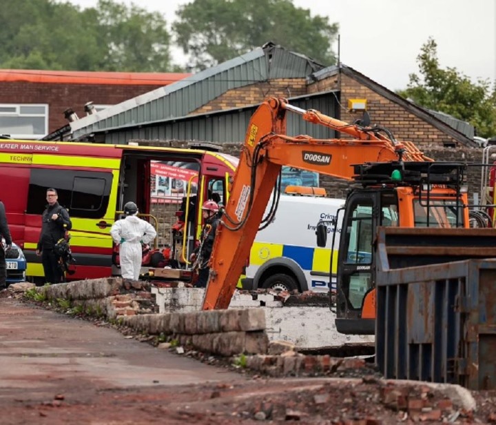 Lực lượng cảnh sát Greater Manchester có mặt tại hiện trường khi các thi thể bên trong nhà máy Bismark House Mill được phát hiện. Ảnh: MEN Media