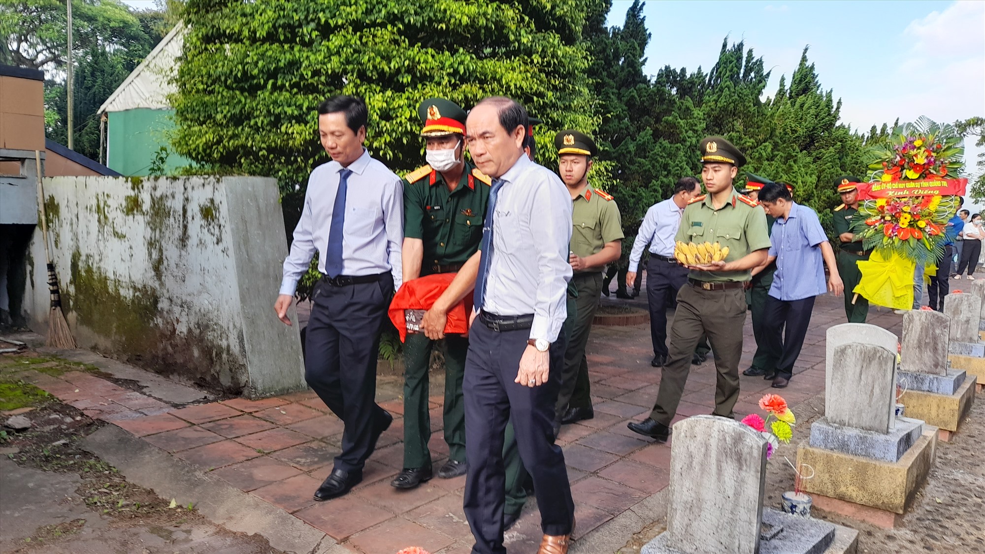 Di chuyển các hài cốt liệt sĩ đến nơi an táng tại Nghĩa trang liệt sĩ huyện Hướng Hóa - Ảnh: Công Sang