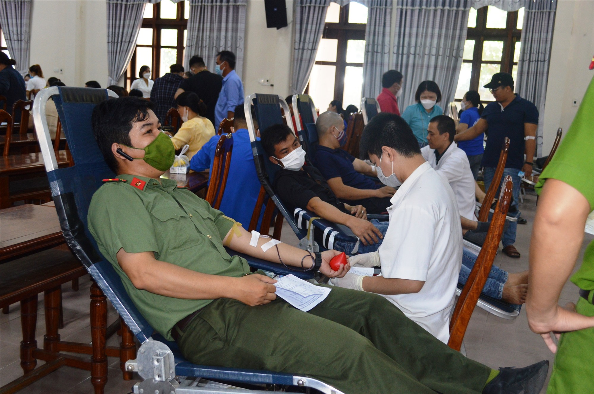 Đông đảo tình nguyện viên tham gia ngày hội hiến máu “Giọt máu hồng hè – Hồi sinh người bệnh” tại TP. Đông Hà - Ảnh: ĐV