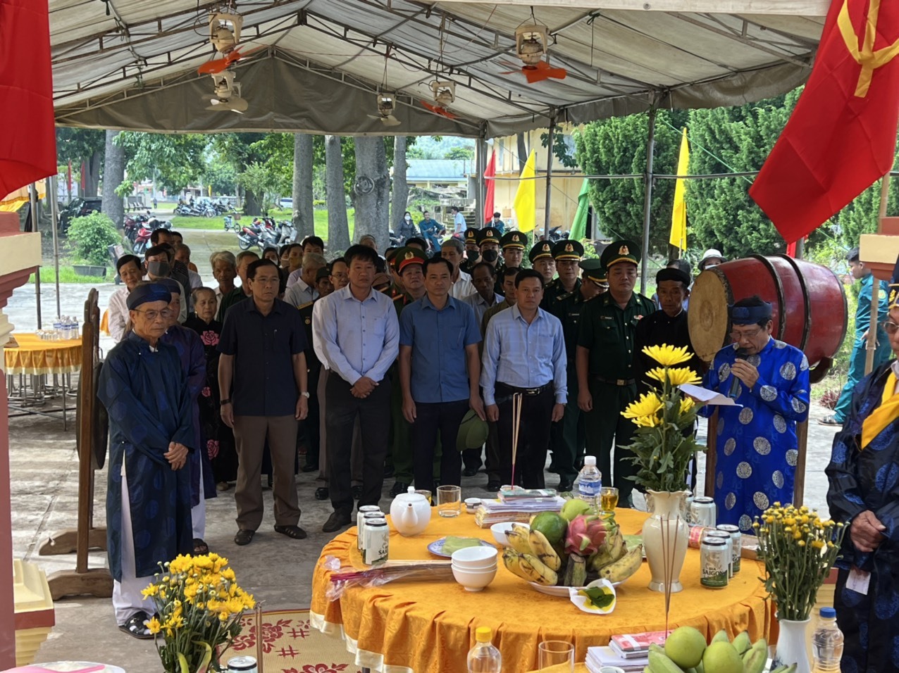 Lễ dâng hương tại Nhà đày Lao Bảo