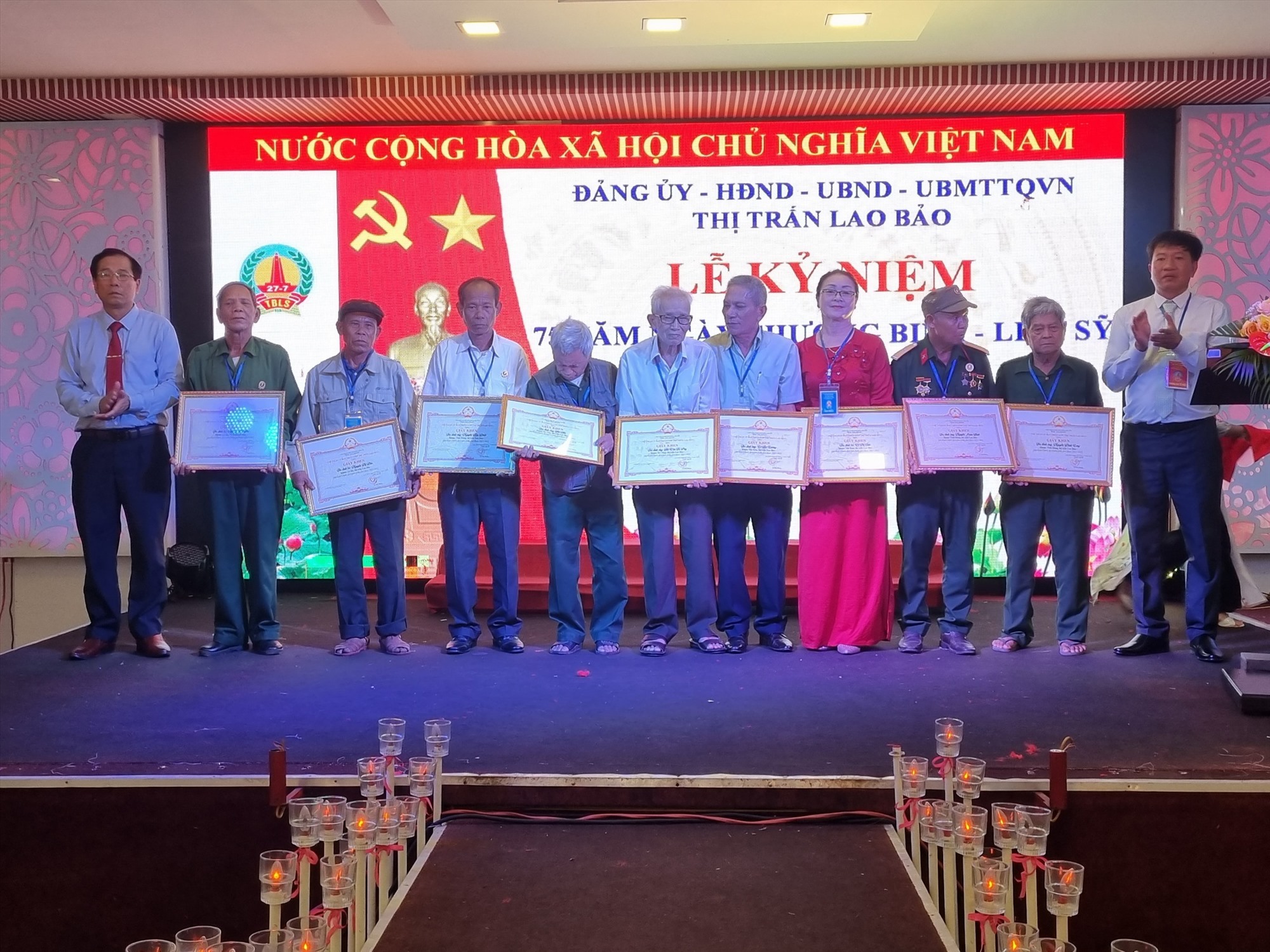 Tặng giấy khen của UBND thị trấn Lao Bảo cho người có công tiêu biểu