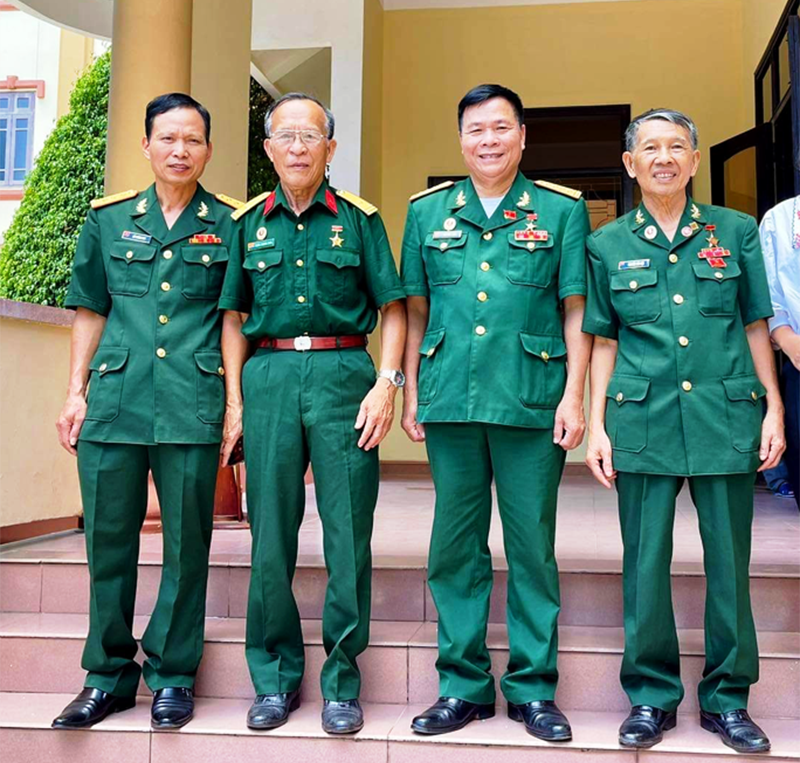CCB Nguyễn Văn Hợi và Hán Duy Long (thứ nhất và thứ 2 từ phải qua) chụp hình lưu niệm cùng đồng đội - Ảnh: ĐV