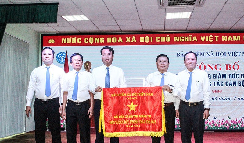 Lãnh đạo BHXH Việt Nam tặng Cờ thi đua cho BHXH tỉnh là đơn vị dẫn đầu phong trào thi đua năm 2021 - Ảnh: B.B