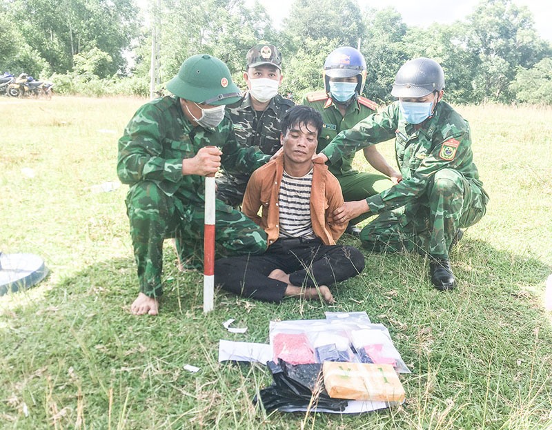 Đối tượng Hồ Văn Nhưn bị bắt giữ khi đang vận chuyển 6.000 viên ma túy - Ảnh: BPQT