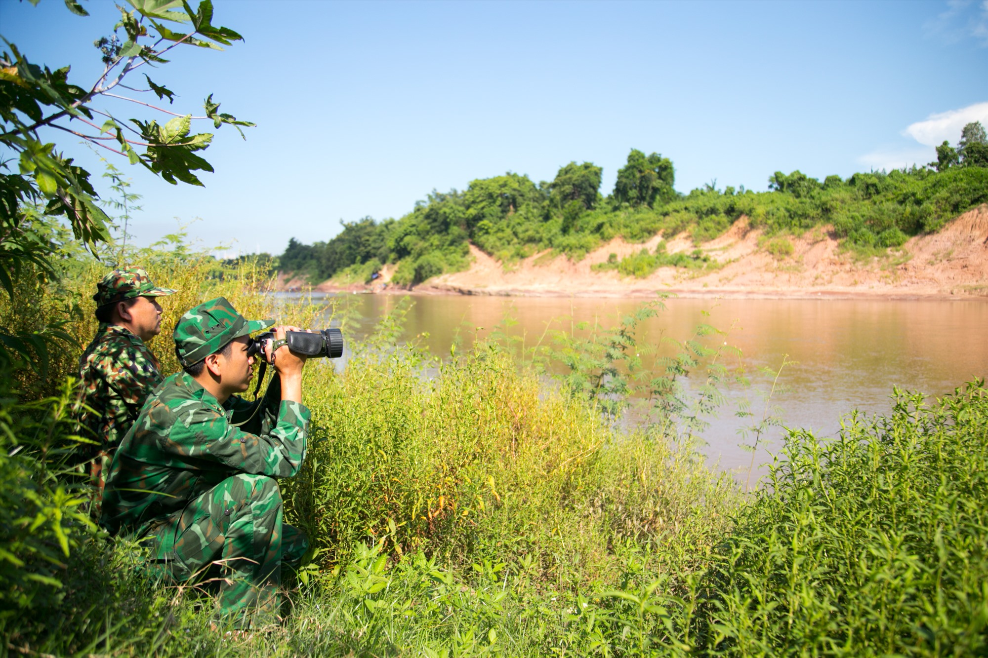 Lực lượng phòng chống ma túy & tội phạm (BĐBP tỉnh) tuần tra, kiểm soát khu vực biên giới  xã Tân Thành (huyện Hướng Hóa) - Ảnh: Lê Trường