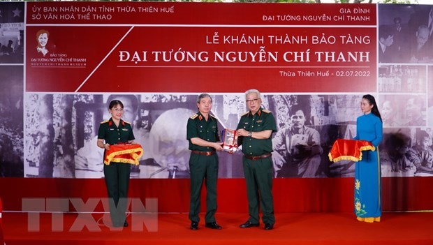 Tổng cục Chính trị Quân đội Nhân dân Việt Nam tặng Bảo tàng bộ sách Đại tướng Nguyễn Chí Thanh. (Ảnh: Mai Trang/TTXVN)