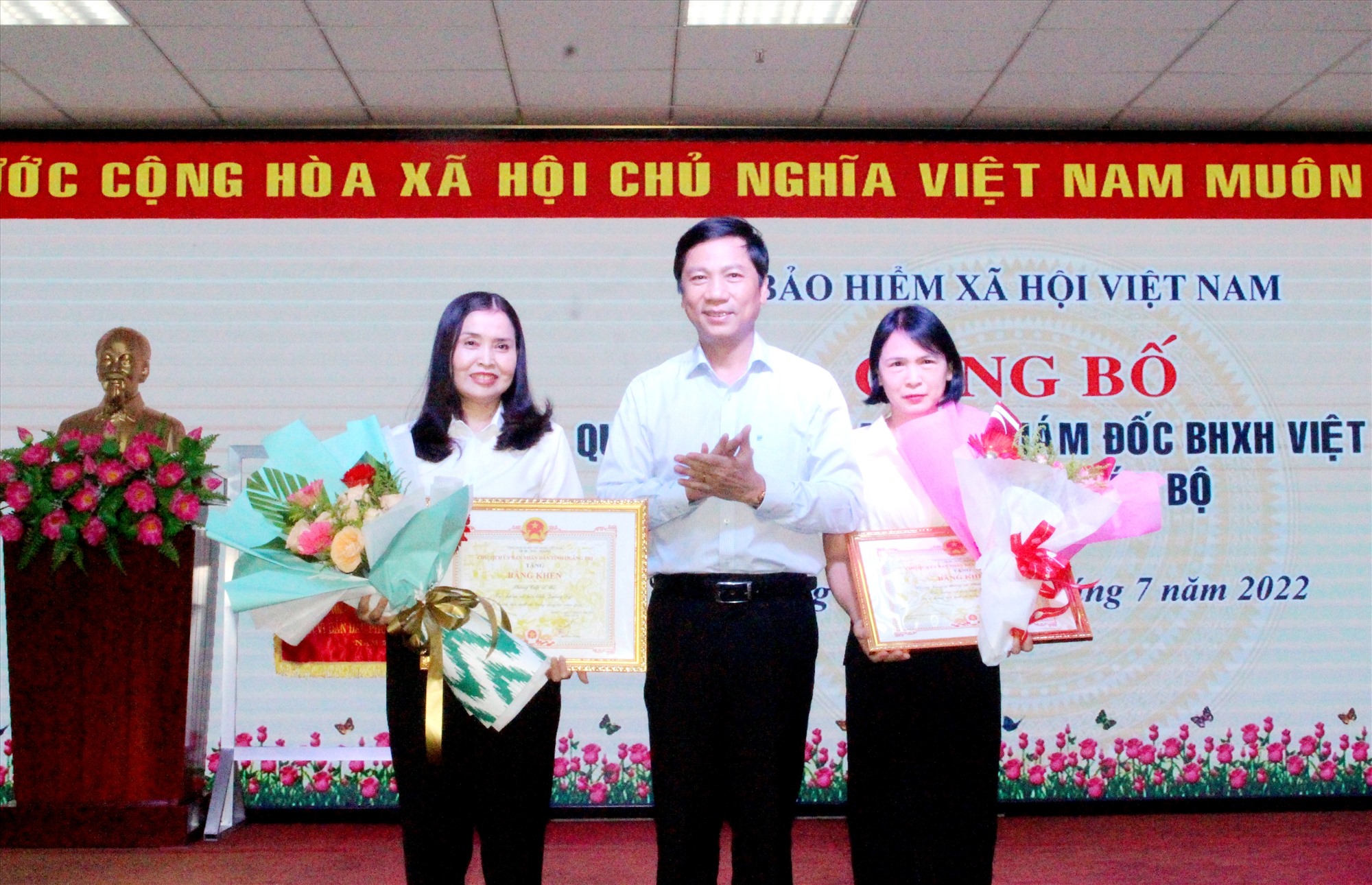 Tổng Giám đốc BHXH Việt Nam Nguyễn Thế Mạnh trao cờ thi đua năm 2021 cho tập thể BHXH tỉnh - Ảnh: T.T