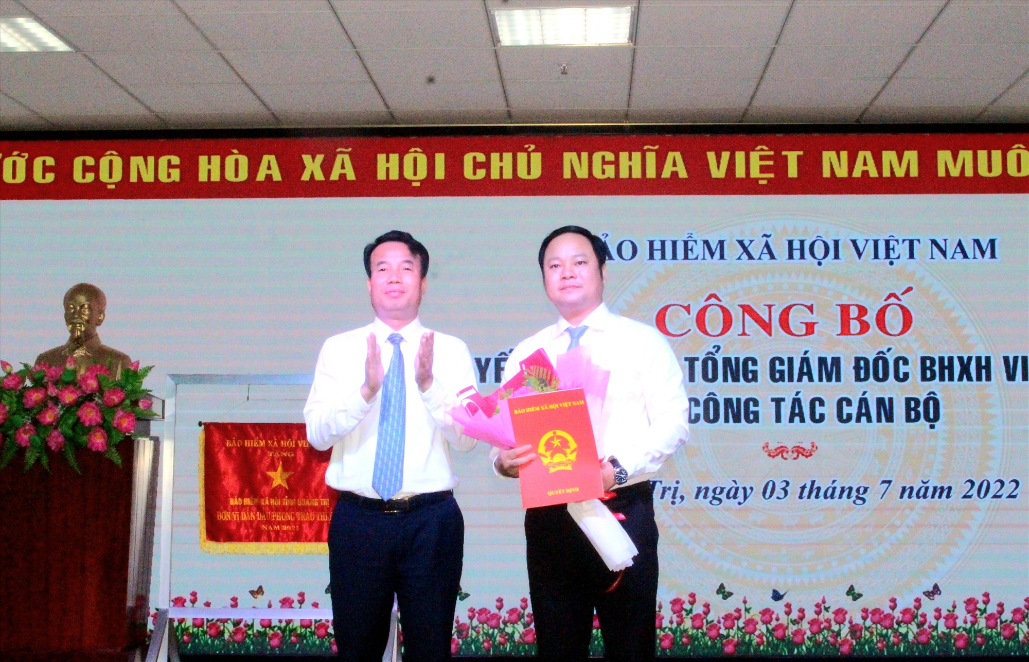 Tổng Giám đốc BHXH Việt Nam Nguyễn Thế Mạnh trao quyết định bổ nhiệm Phó Giám đốc BHXH tỉnh cho ông Đào Công Tuấn  - Ảnh: T.T