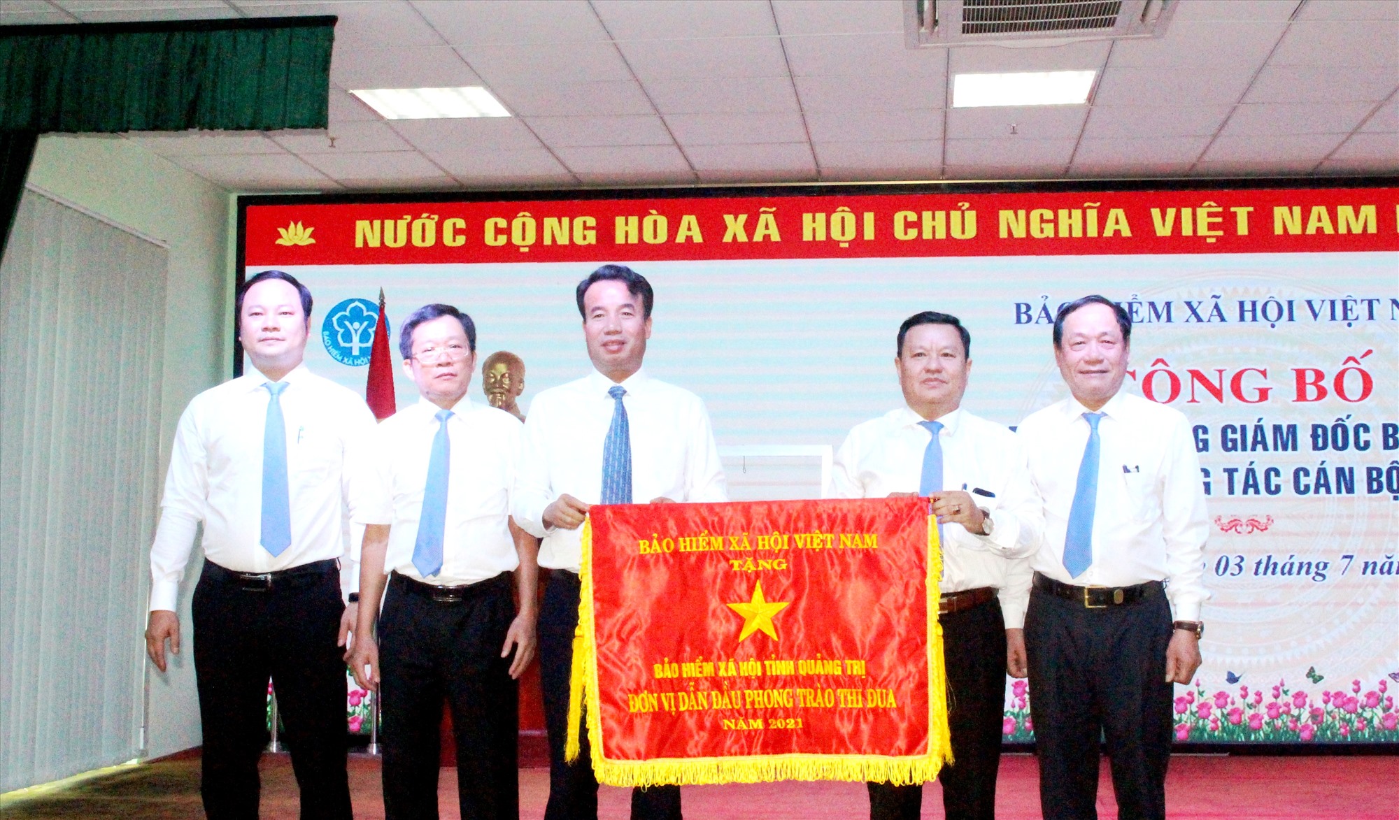 Phó Chủ tịch UBND tỉnh Hoàng Nam trao bằng khen của Chủ tịch UBND tỉnh cho các tập thể thuộc BHXH tỉnh - Ảnh: T.T