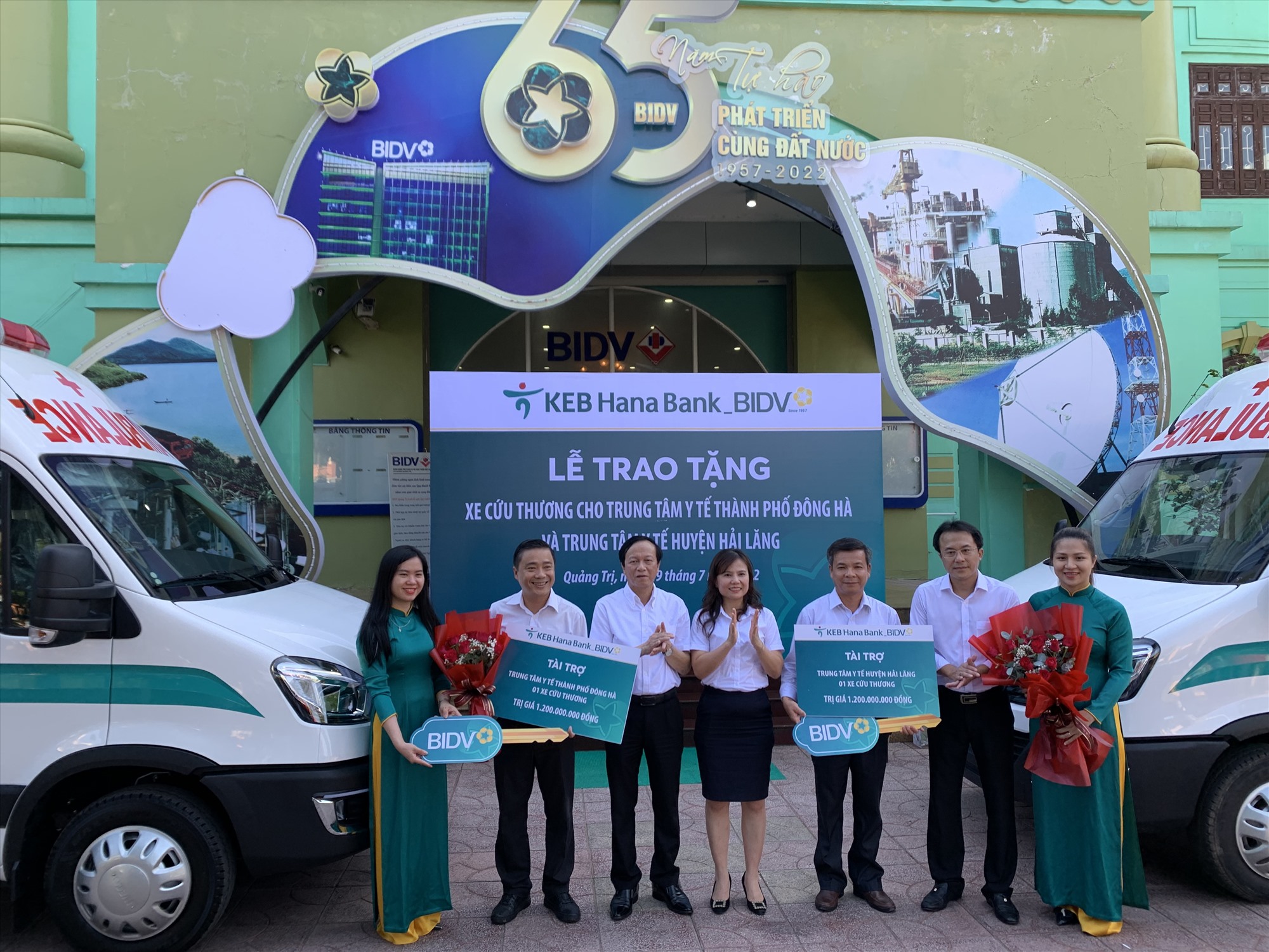 Đại diện lãnh đạo BIDV Quảng Trị trao tặng xe cứu thương cho ngành y tế Quảng Trị - Ảnh: N.K