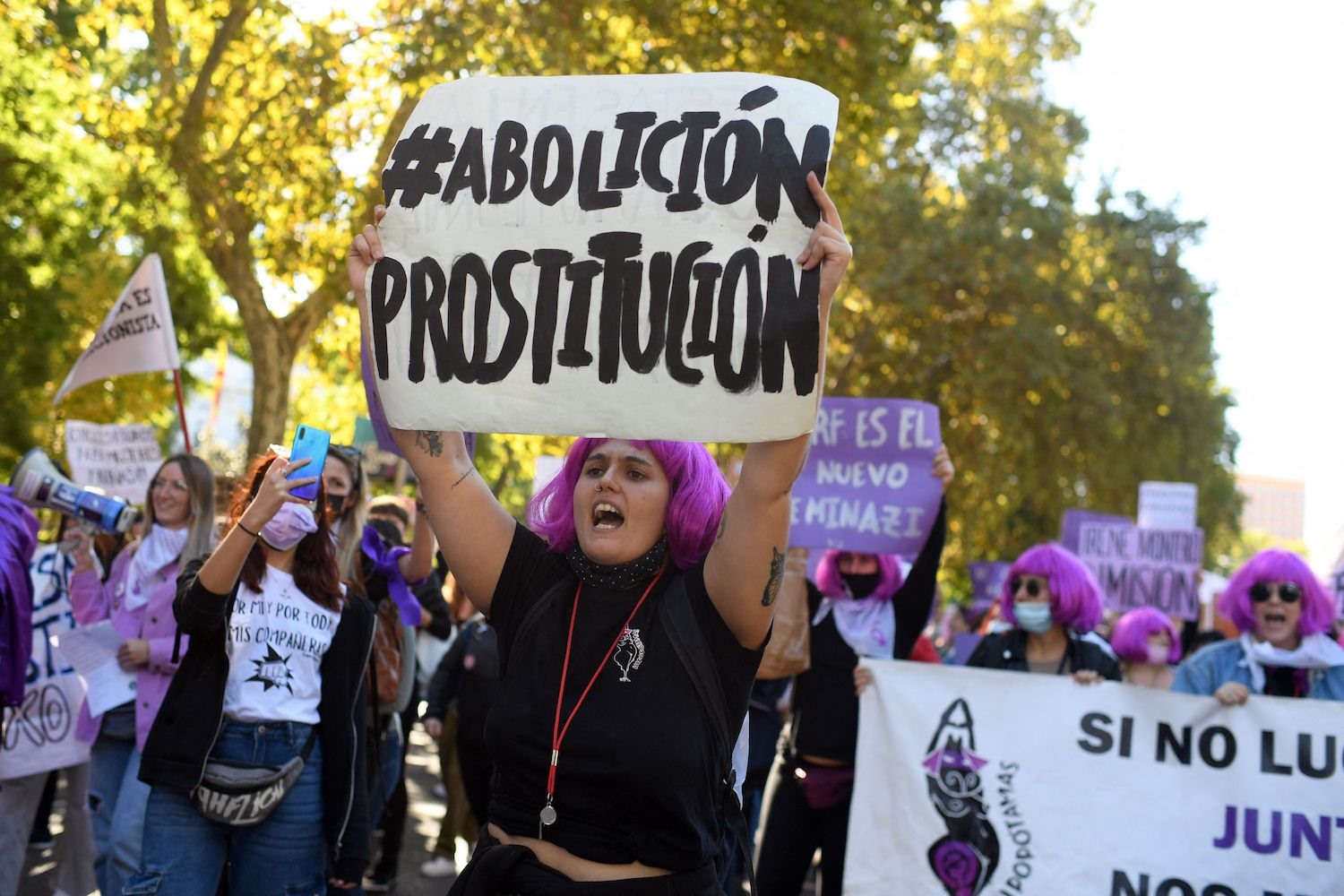 Một phụ nữ giơ tấm biển yêu cầu xóa bỏ mại dâm trong cuộc biểu tình ở Madrid vào ngày 23/10/2021. Ảnh: Getty Images