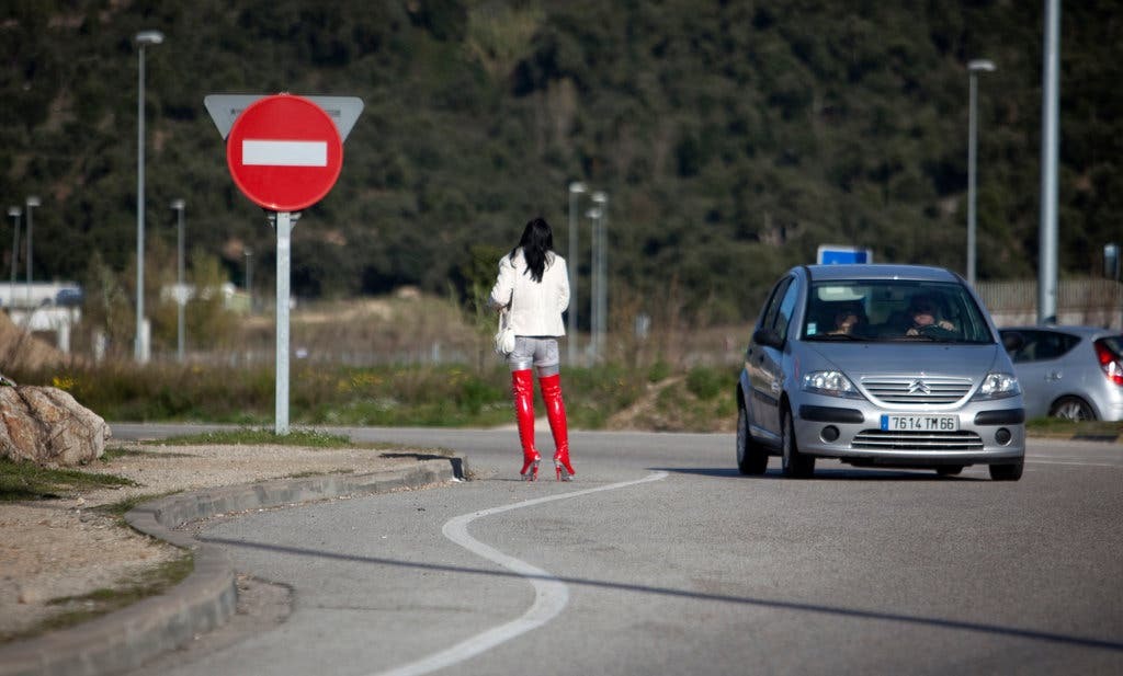 Một gái mại dâm đợi khách trên một con đường ở La Jonquera, biên giới Pháp và Tây Ban Nha vào ngày 11/12/2011. Ảnh: The New York Times