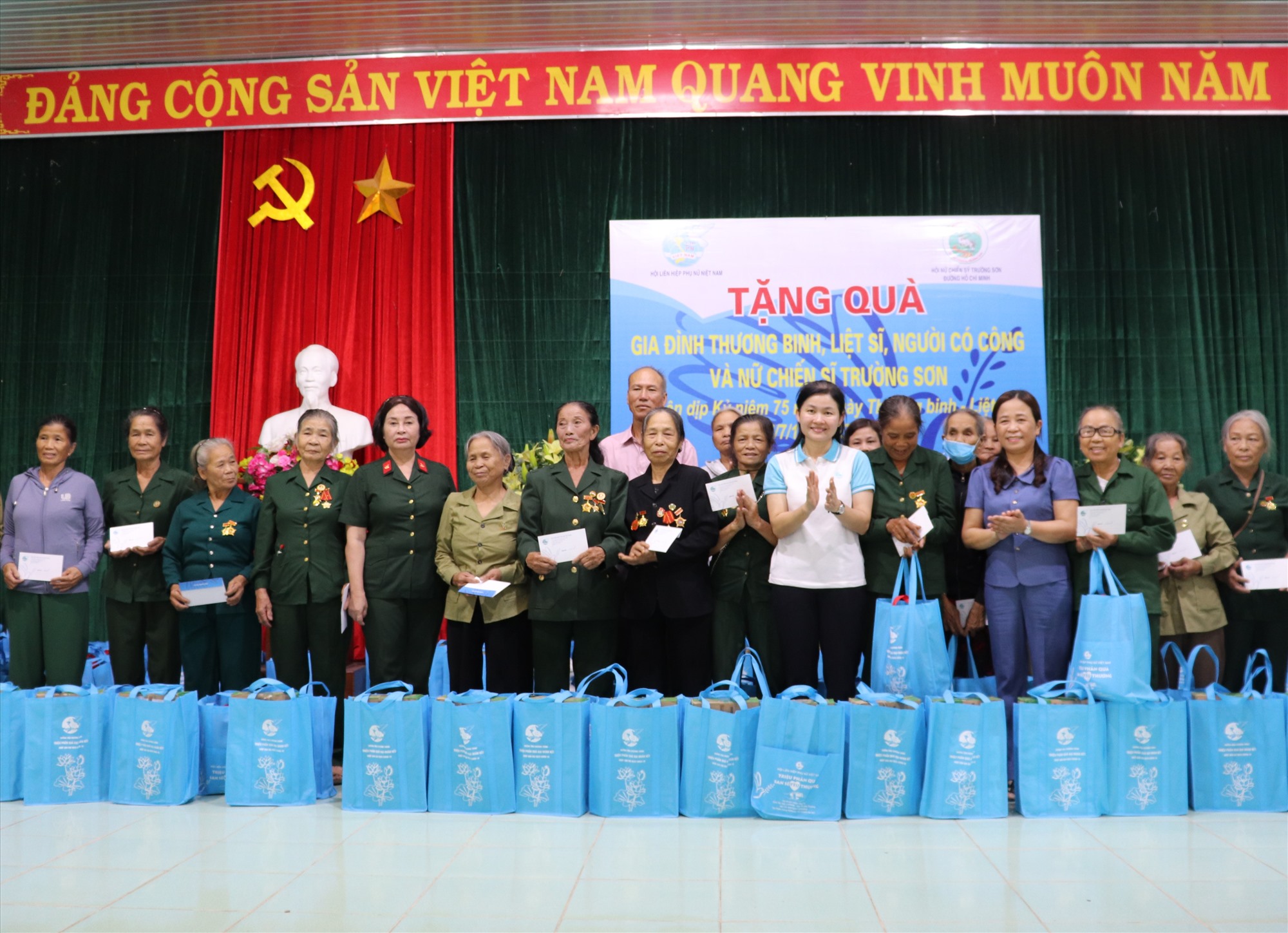 Trao quà của Trung ương Hội LHPN Việt Nam cho các thương bệnh binh, người có công tại xã Hải Thượng - Ảnh: T.P