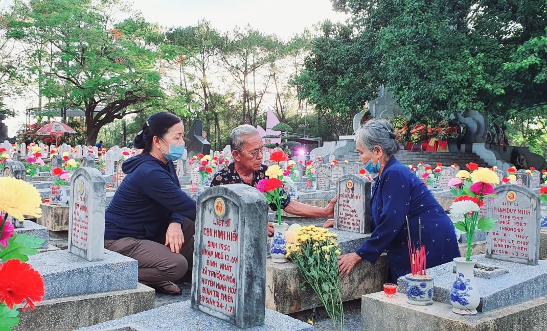 Thân nhân các liệt sĩ đến thăm viếng tại Nghĩa trang liệt sĩ quốc gia Trường Sơn - Ảnh: T.N