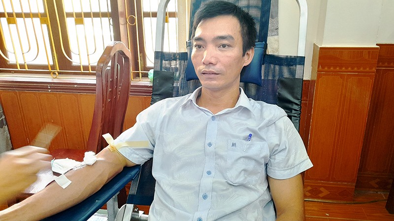 Thầy Nguyễn Chơn Cảm trong một lần hiến máu nhân đạo - Ảnh: C.T